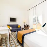 לינה וארוחת בוקר Luxury House