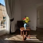 לינה וארוחת בוקר Luxury House 4*