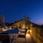 לינה וארוחת בוקר Luxury House