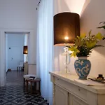 Luxury House לינה וארוחת בוקר 4*